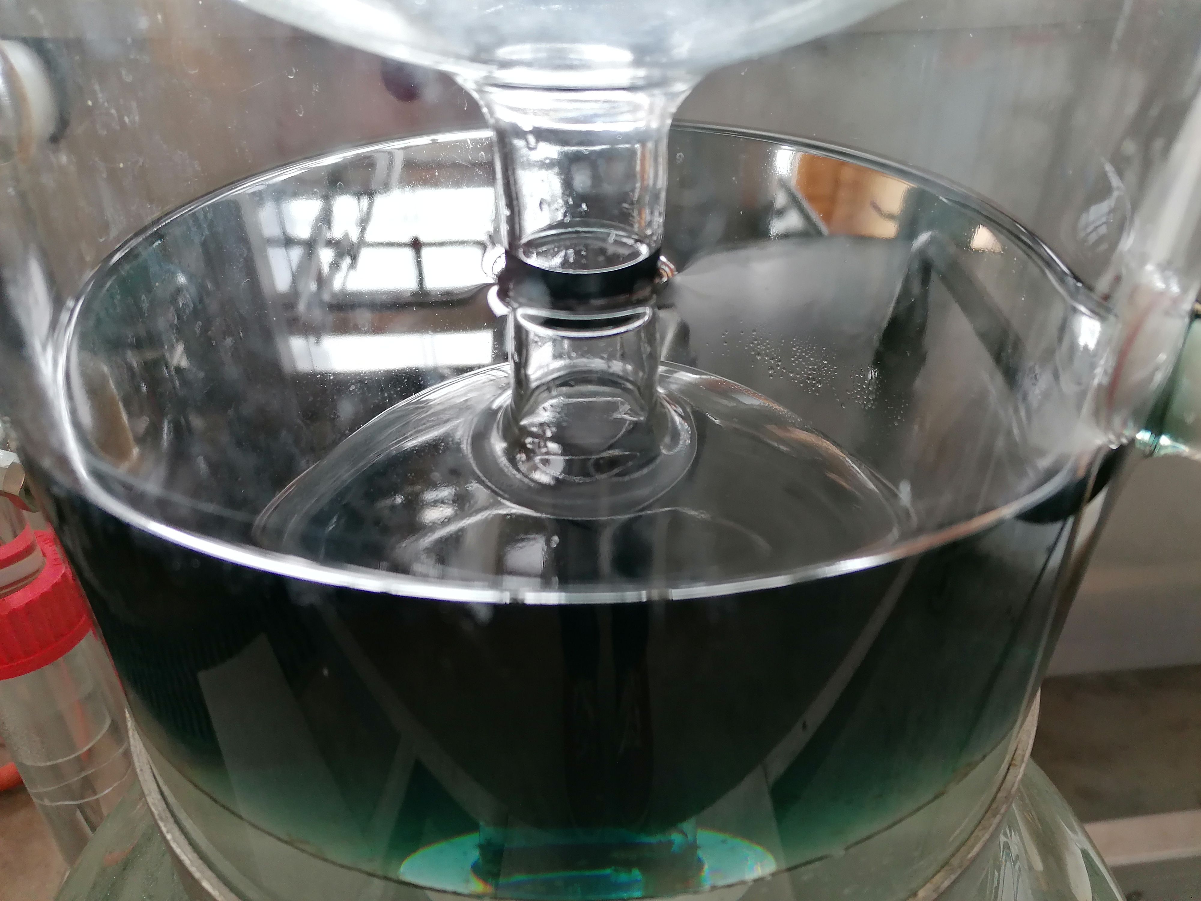 Decouvrez la distillation Olio essenziale di Geranio rosa Bourbon 100% biologico e artigianale